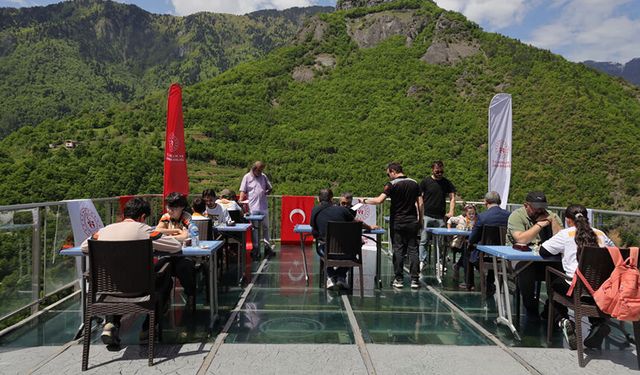 Cam terasta satranç turnuvası