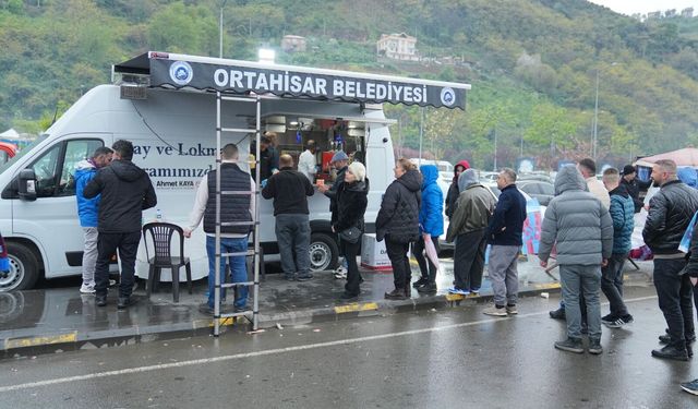 Ortahisar Belediyesi, çay ve lokma ikramıyla taraftarın yanında!