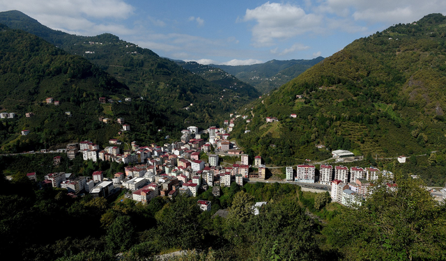 Trabzon'da 10 bin kişilik ilçeye, 100 bin kişi akın etti... tra