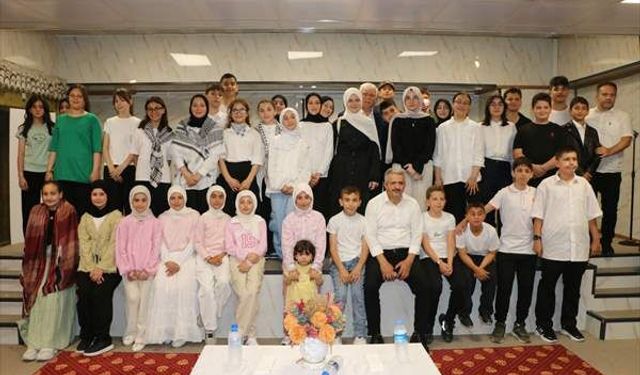 Of'ta öğrenciler yabancı dil becerilerini "Dil Şöleni"nde sergiledi