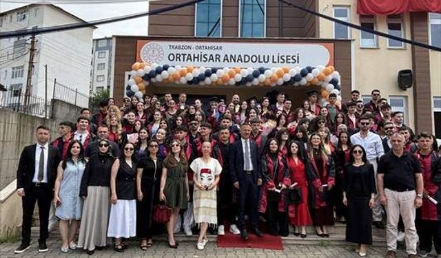 Ortahisar Anadolu Lisesi'nde mezuniyet töreni yapıldı