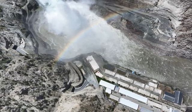 Yusufeli Barajı'nda kapaklar açıldı, gökkuşağı görüntüsü hayran bıraktı