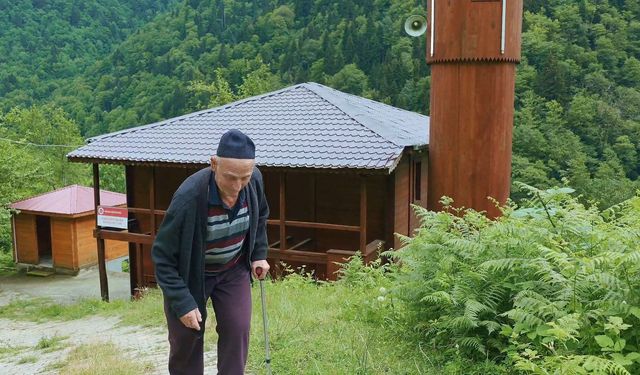 175 yıllık ahşap cami babadan oğula korunuyor