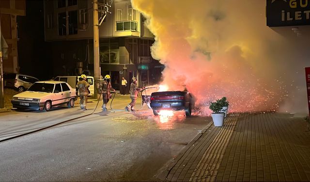 Seyir halindeki araç alevlere teslim oldu, sokak aydınlandı