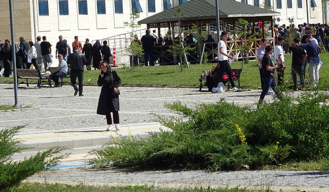 Bayburt'ta yanlış sınav merkezine gelen öğrencinin yardımına kadın polisler yetişti