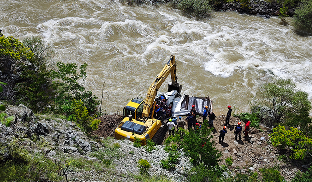 Çoruh Nehri’ne uçan kamyonette kaybolan baba-oğul aranıyor