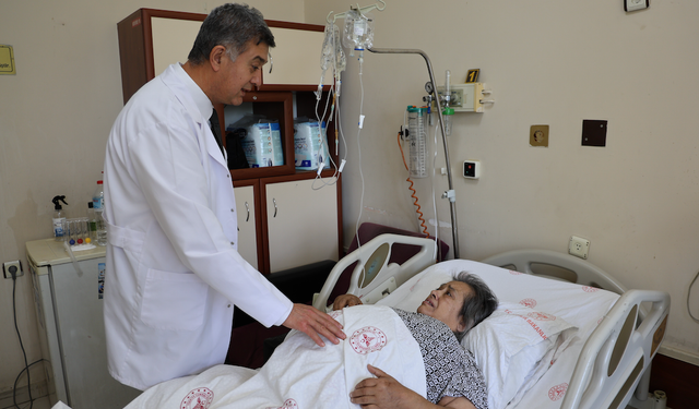 Karnından 40 kilogram kitle çıkarıldı