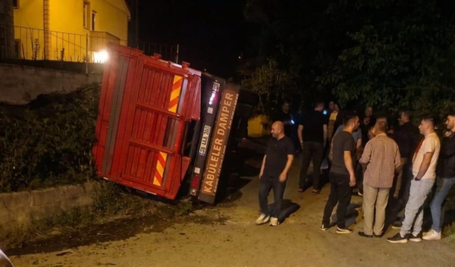 Giresun'da yaş çay yüklü kamyon devrildi