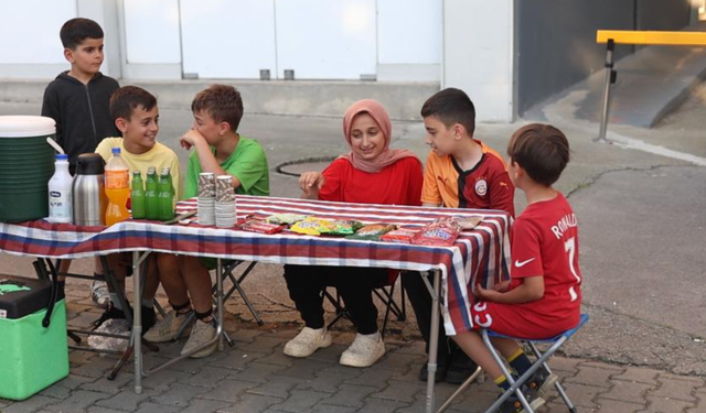 Harçlıklarını yolun kenarında kurdukları tezgahta alın teriyle kazandılar