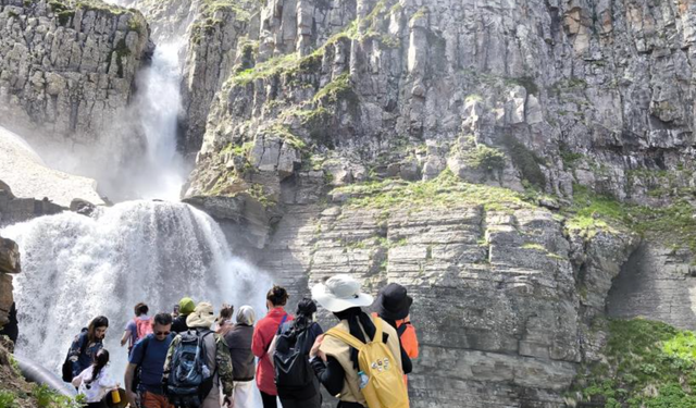 Kar ve yağmur sularıyla coşan Bazgiret Şelalesi ziyaretçilerin uğrak noktası oldu