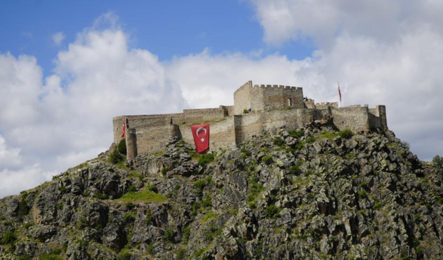 Gümüşhane'de 700 yıllık Kov Kalesi ziyaretçilerini bekliyor