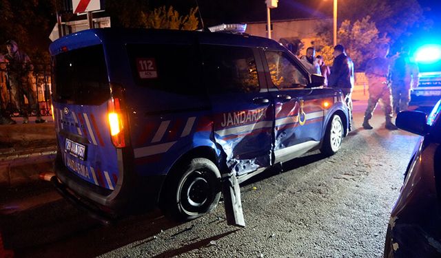 Alkollü sürücü jandarma aracına çarptı, ehliyetine el konuldu
