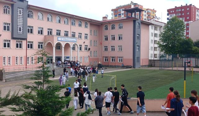 Trabzon'da LGS maratonu başladı! Bugün gelecekleri için ter döküyorlar...