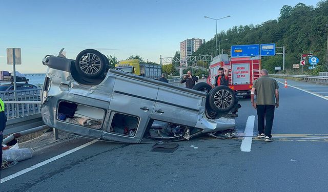 Bariyerlere çarpan otomobil takla atarak sürüklendi: 4 yaralı