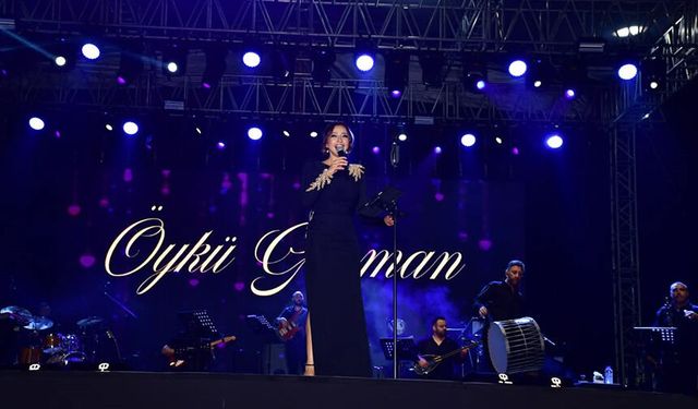 Trabzonlu sanatçı Öykü Gürman Samsun'da konser verdi