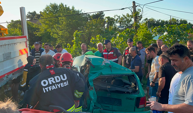 Ordu’da minibüs, park halindeki otomobile çarptı: 3 yaralı