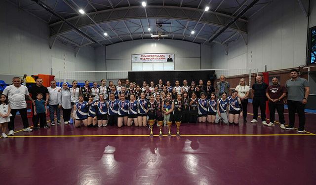 Akçaabat’ta ortaokullar arası voleybol turnuvası tamamlandı