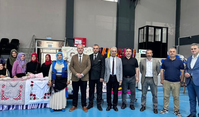 Düzköy’de yıl sonu sergisi sanat şölenine dönüştü