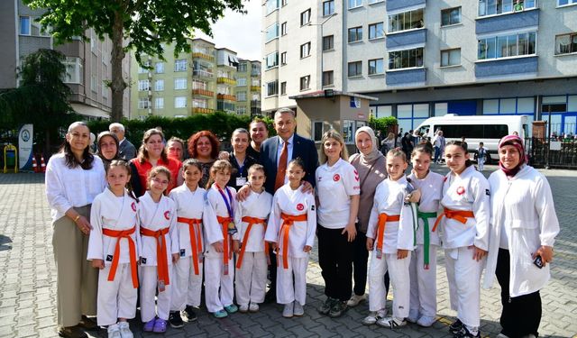 Trabzonlu öğretmenin yapay zeka şarkısı ilgi gördü