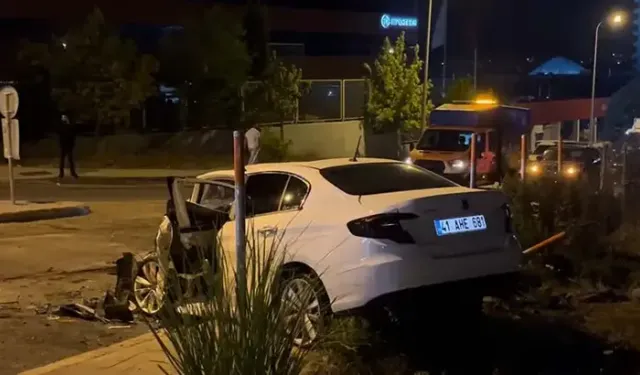 Sancaktepe’de 3 otomobil çarpıştı: 5 kişi yaralandı