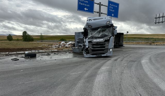 Tır ile tanker kavşakta çarpıştı: 2 sürücü yaralandı