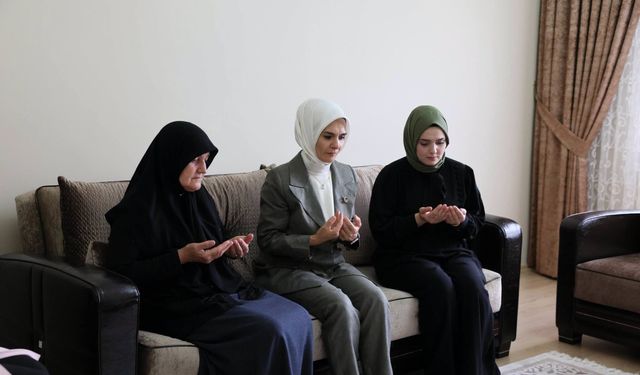 Bakan Göktaş'tan şehit annesine duygulandıran ziyaret