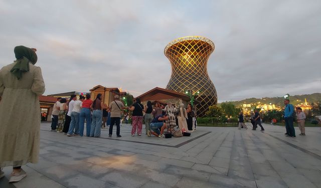 Yunan turistler dev çay bardağının altında yunan ezgileriyle horon oynadı
