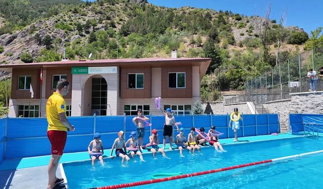Çocuklara portatif havuzda yüzme eğitimi