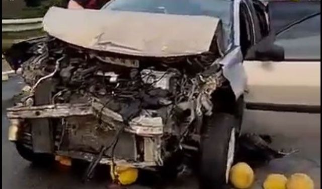 Kavun yüklü kamyonet ile otomobil çarpıştı: 3 yaralı