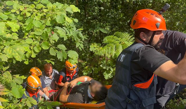Uçuruma yuvarlanan iş makinesinin operatörü yaralandı