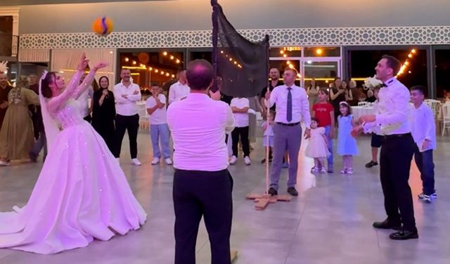 Voleybol oynarken tanışan çift düğünlerinde de voleybol oynadı