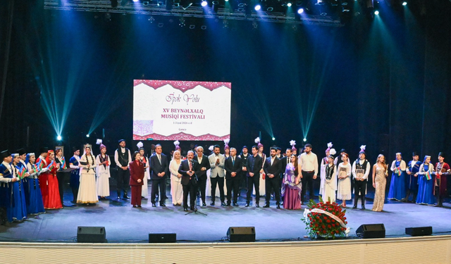 Trabzon Büyükşehir halk oyunları ekibi Azerbaycan'da göz doldurdu