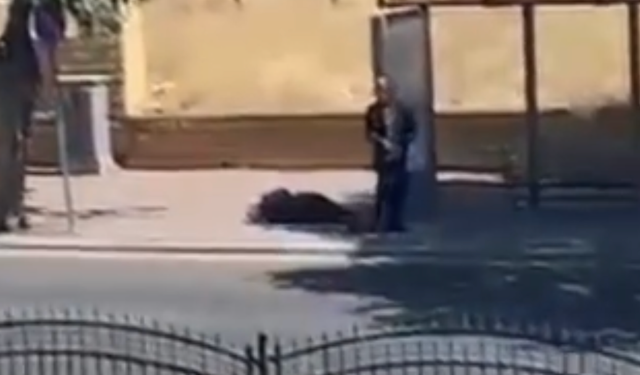 Durakta karşılaştığı eşini silahla ağır yaraladı
