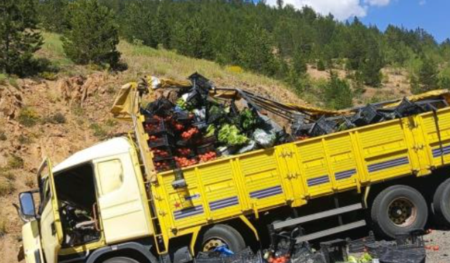 Gümüşhane'de sebze yüklü kamyon otomobile arkadan çarptı: 4 yaralı
