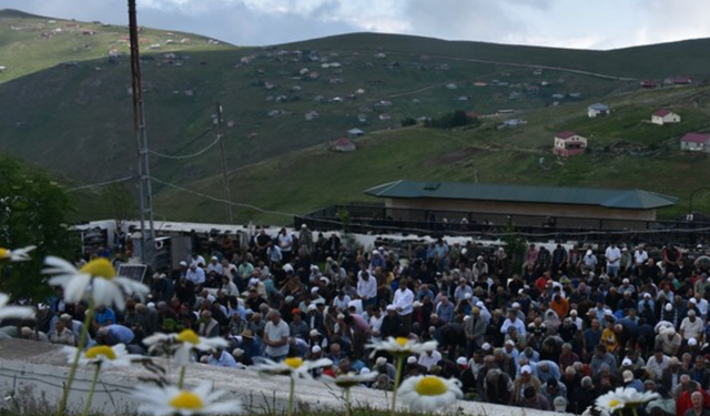 Kadırga Yaylası'ndaki üstü açık tarihi camide cuma namazı kılındı