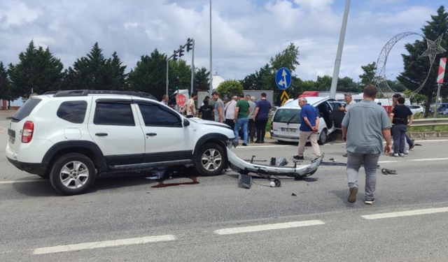Giresun'da iki otomobilin çarpışması sonucu 1'i çocuk 5 kişi yaralandı