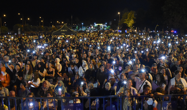 Trabzon'da 4. Uluslararası Horon ve Müzik Festivali gösteri ve konserlerle sürdü