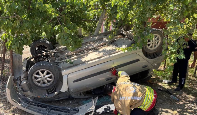 Takla atarak bahçeye uçan otomobilin sürücüsü yaralandı
