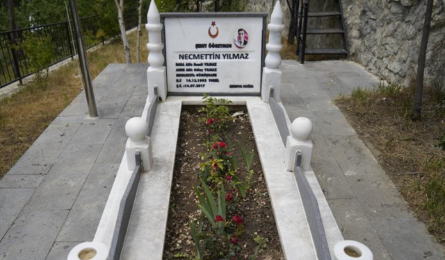 Şehit öğretmen Necmettin Yılmaz şehadetinin 9. yılında kabri başında anıldı