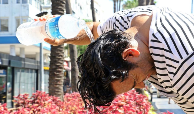 Sıcak havalarda susuzluk hissi olmasa bile her gün en az 2-2,5 litre sıvı tüketilmeli