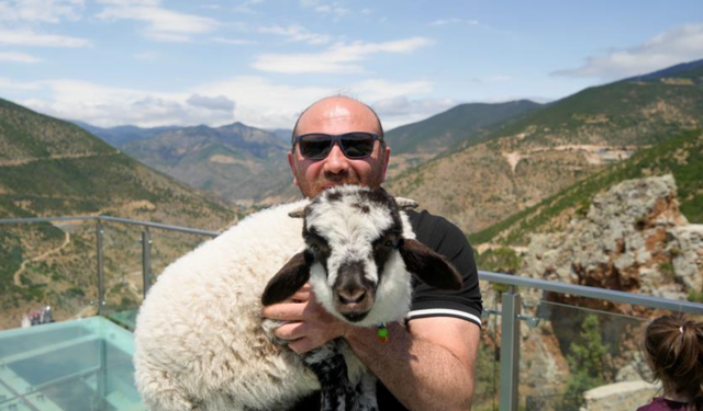 Gümüşhane'de cam seyir terasının sevimli ziyaretçisi