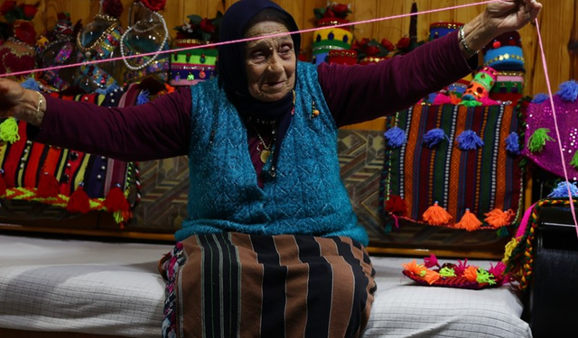Trabzonlu 89 yaşındaki Selfinaz nine el emeği ürünleriyle gönülleri fethediyor