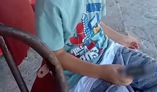 Tepki çeken görüntüler!  Çocuğu sigara ve alkole özendiren şahıs gözaltında