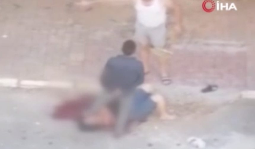 Antalya'da sokak ortasında sevgilisinin boğazını kesti! Kadın çığlıklar atarken başında bekleyip kimseyi yaklaştırmadı