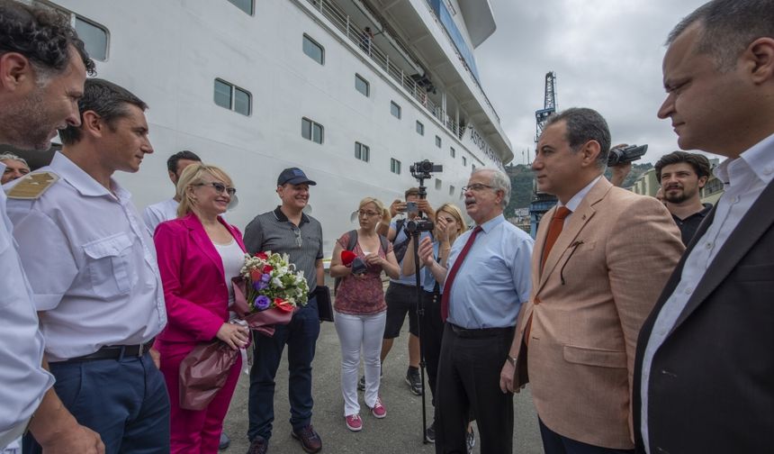 5 yılın ardından ilk kruvaziyer gemi 320 yolcusu ile Trabzon'a geldi