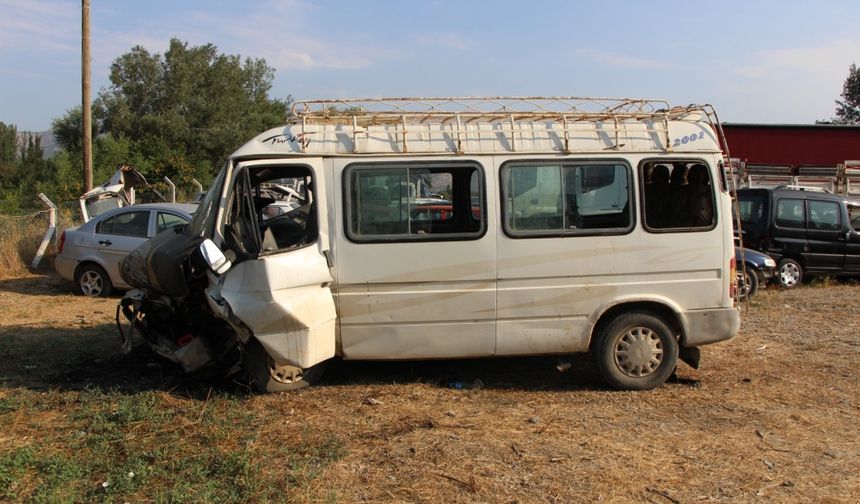 Amasya'da tarım işçilerini taşıyan minibüs ile otomobilin çarpıştığı kazada 20 kişi yaralandı