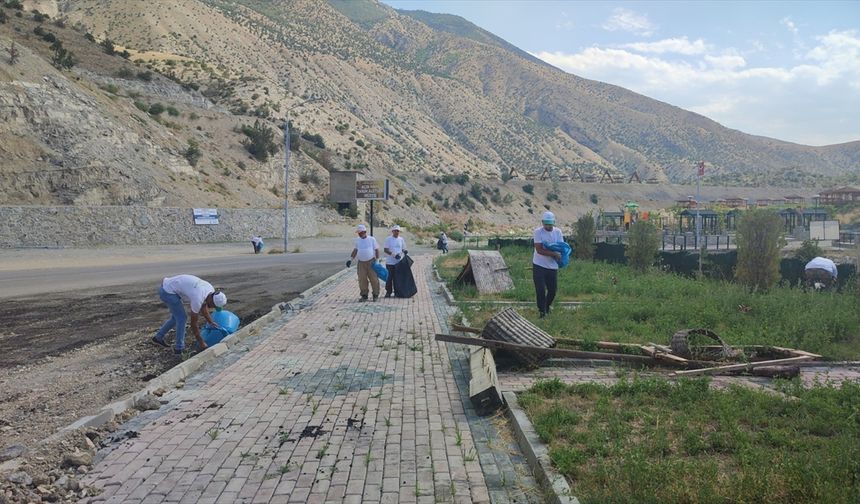 ERZURUM - Türkiye'nin "Sakin Kenti" Uzundere'de, Belediye Başkanı Aktoprak ekibiyle çöp topladı