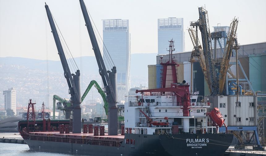 İZMİR - Ukrayna'dan mısır taşıyan "Fulmar S" isimli gemi, İzmir Alsancak Limanı'na geldi