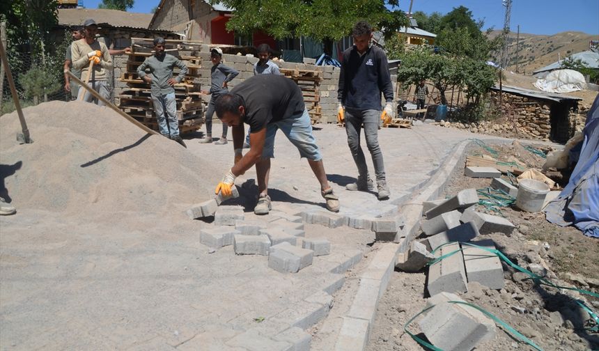 MUŞ - Köy yollarında sıcak asfalt ve parke taşı çalışmaları sürüyor