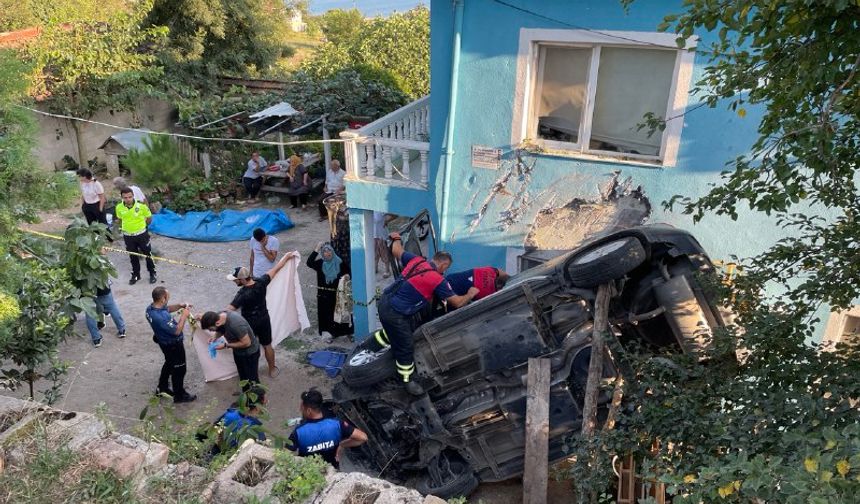 Sinop’ta otomobilin bahçeye devrildiği kazada bir kişi öldü 3 kişi yaralandı